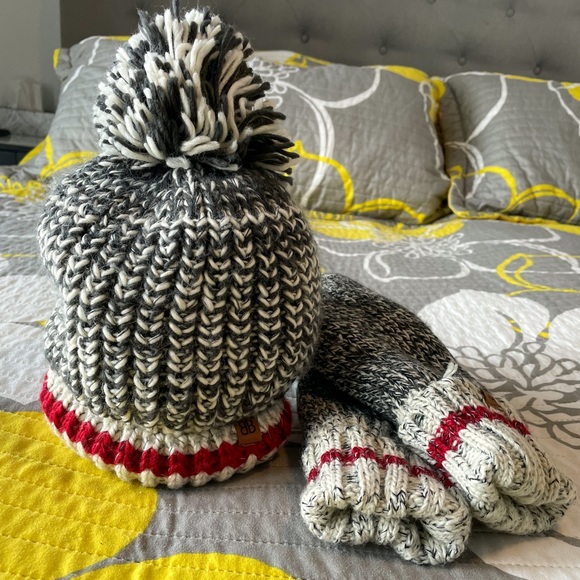 Toque and mittens - Picture 3 of 5